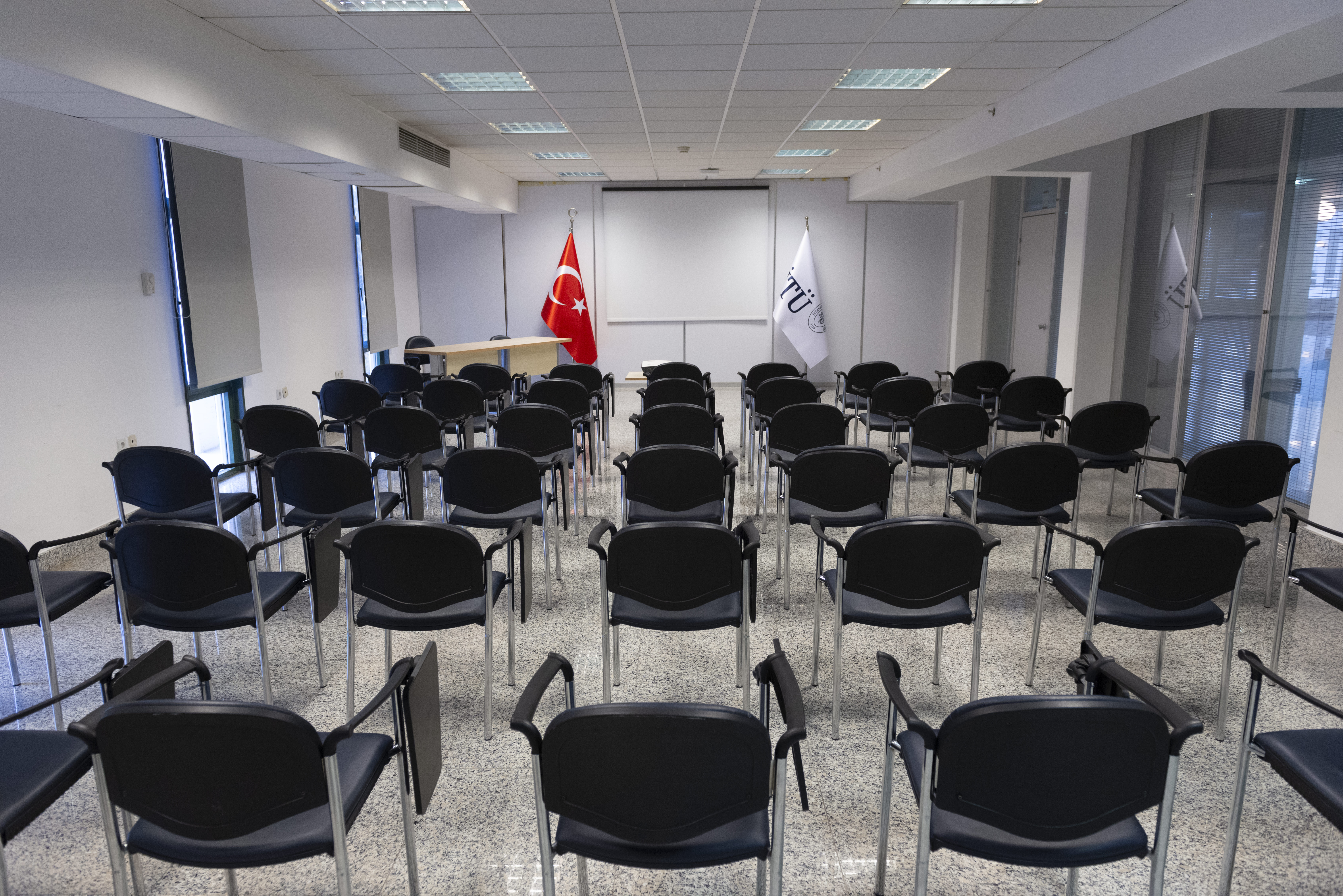 Seminer Salonu kapak fotoğrafı